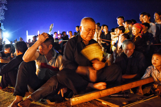 Trai bản chân trần nhảy trên đống lửa cầu may